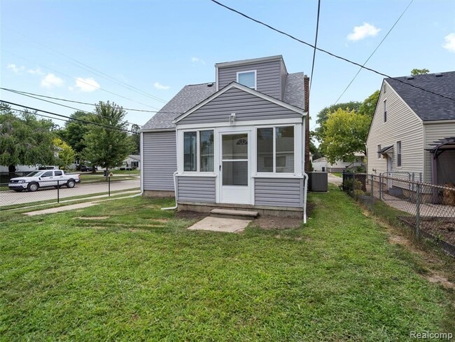 Building Photo - 1027 S Wilson Ave