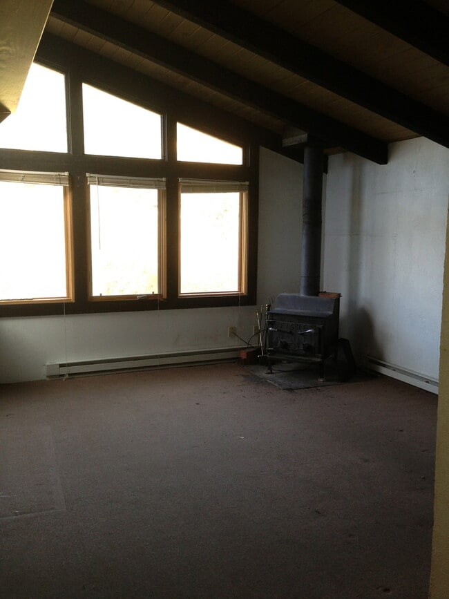 Building Photo - 3 Bedroom 2 Bath Duplex - Pets Negotiable ...