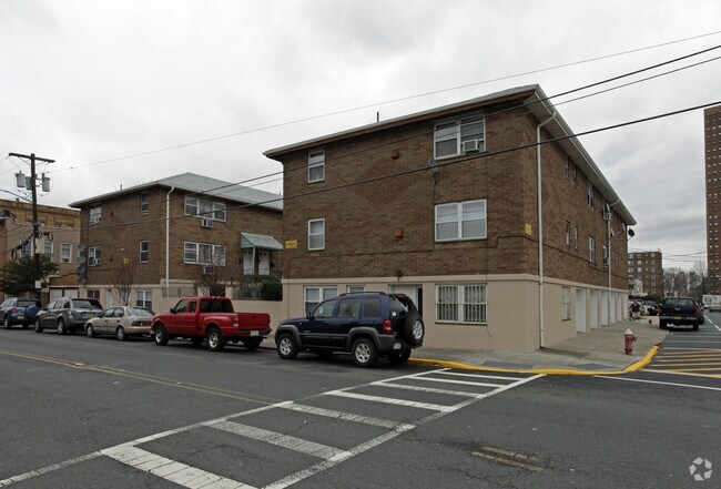 Primary Photo - 5800 Broadway