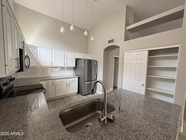 Building Photo - 6121 E Hermosa Vista Dr