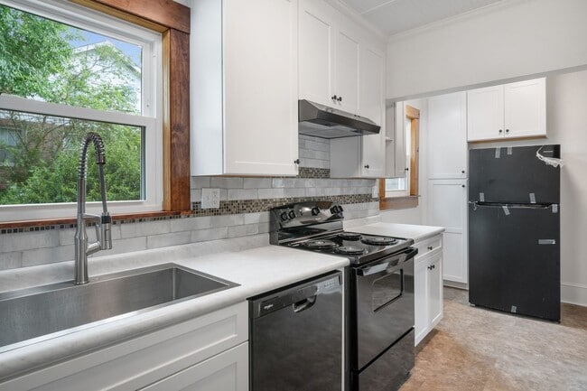 Building Photo - 4 to 5 bed / 2 Bath Just remodeled