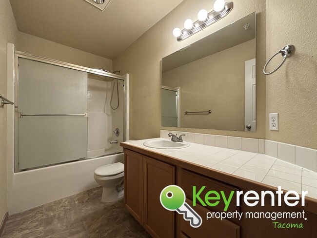 Building Photo - Modern Comfort Meets Great Location in Thi...