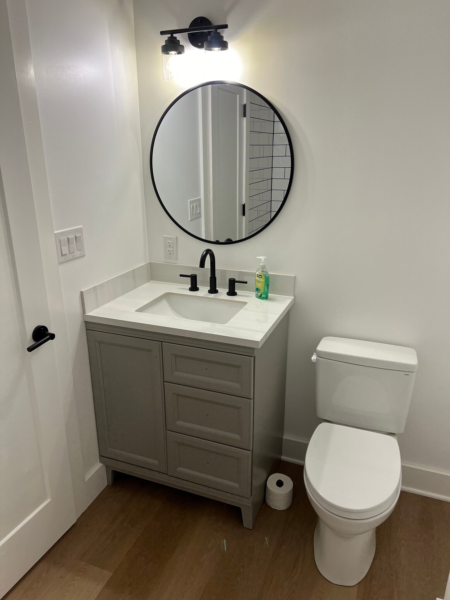 Hall bath - 2815 Callahan Dr