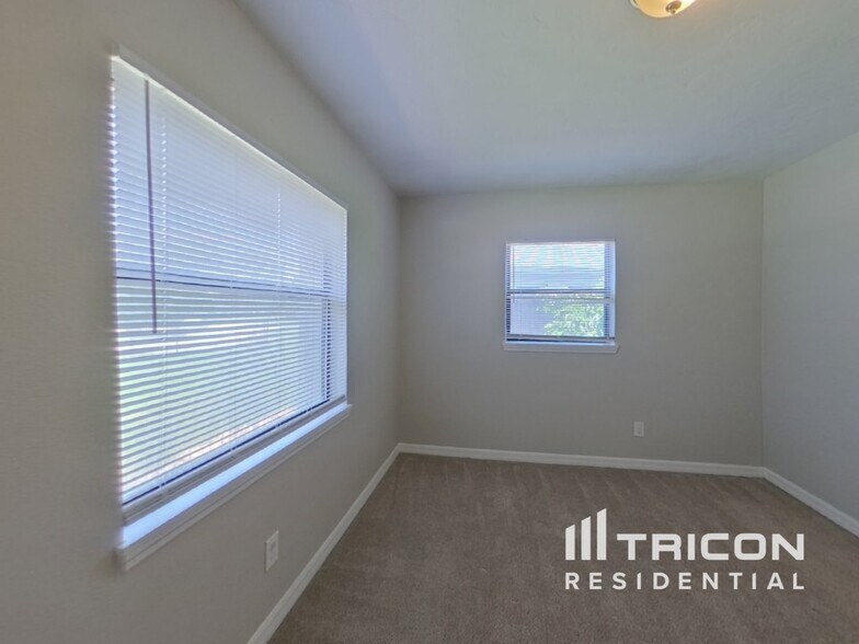 Building Photo - 2258 Lake Dr