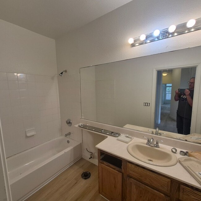 Building Photo - Single story Elk Grove home, 4 bedrooms, 2 baths; nice floor plan