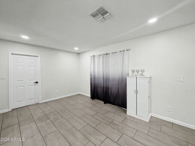 Building Photo - 1542 W 5th Pl