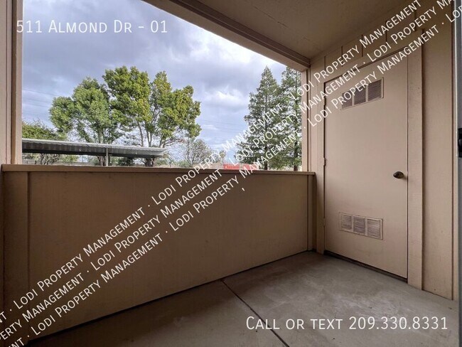 Building Photo - 511 Almond Dr