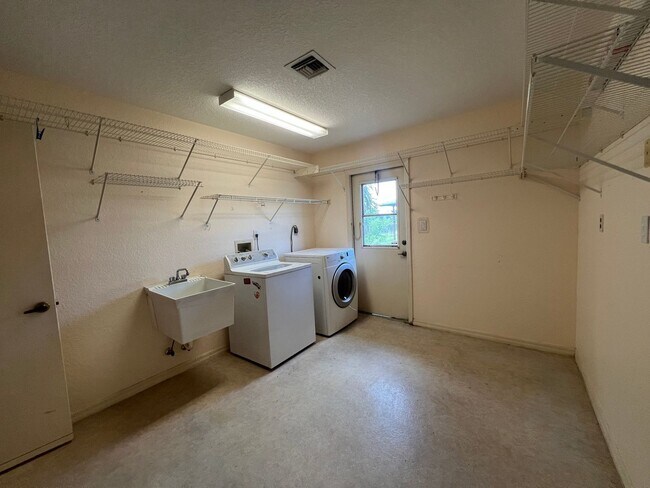 Building Photo - ANNUAL, UNFURNISHED * POOL * CANAL ** AVAIL 8/1/26 * 3 BEDS/2 BATHS * $2,095/month
