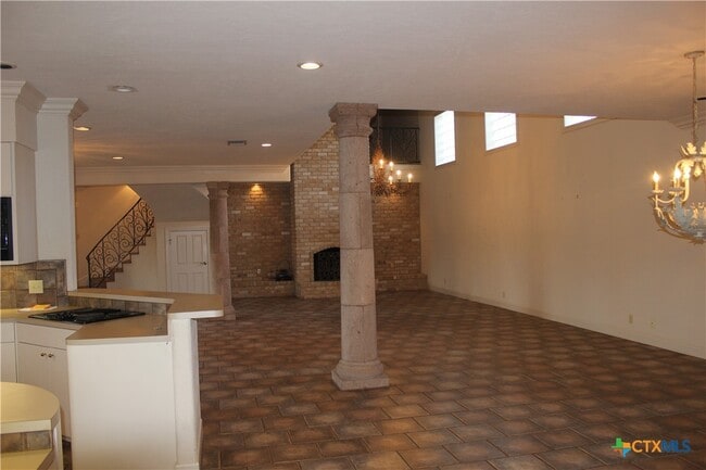 Building Photo - 6001 Country Club Dr
