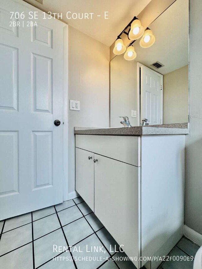 Building Photo - 706 SE 13th Ct