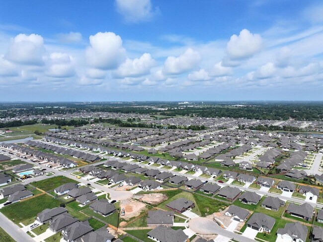 Building Photo - Like new, Move in Ready.