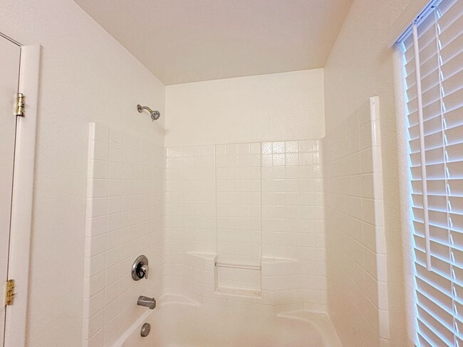 Building Photo - SINGLE STORY HOME WITH CASITA IN GATED COMMUNITY