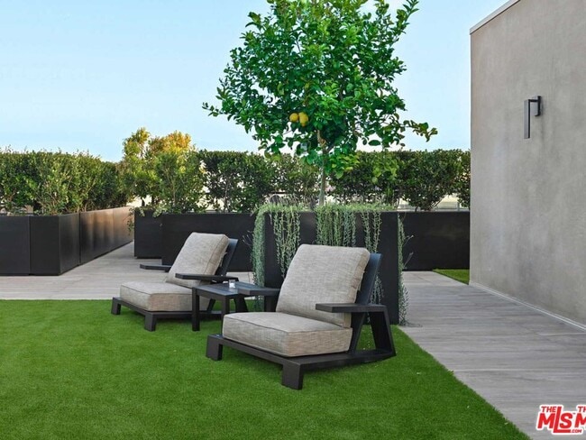 Building Photo - 350 N Palm Dr