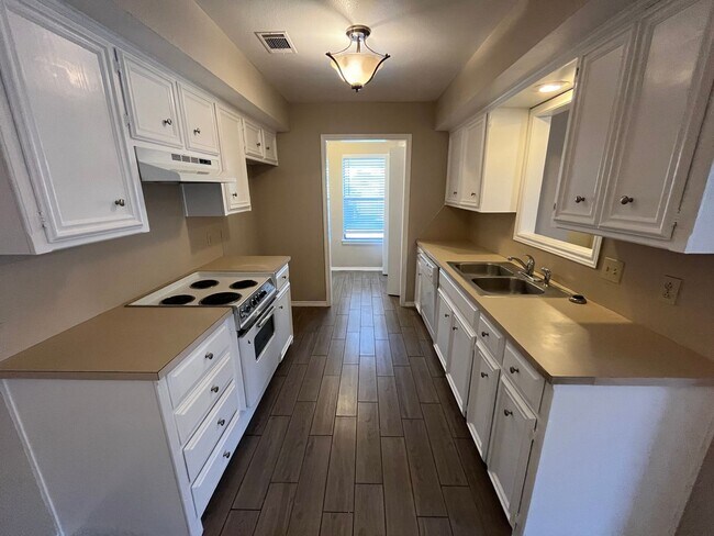 Building Photo - Cute Duplex