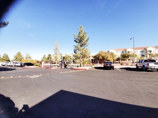 Building Photo - RENOVATED 2BD/2BA NEAR STRIP!