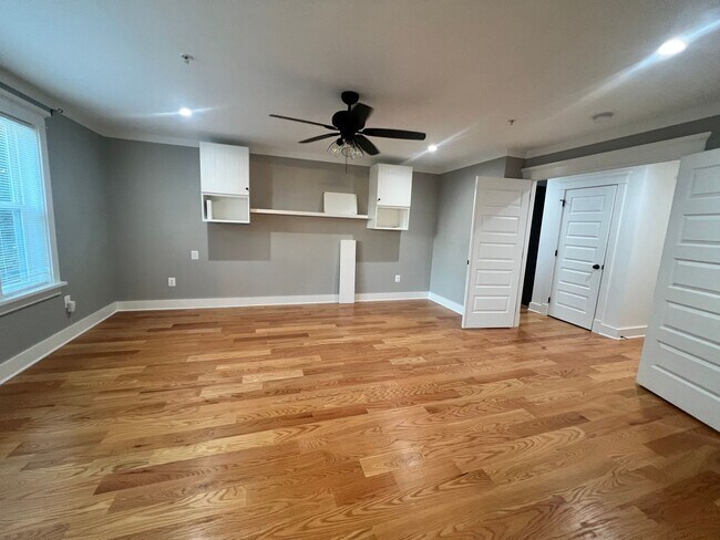 Building Photo - Stunning 4 BR/3.5 BA Single-Family Home in...