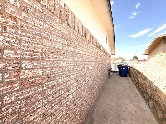 Building Photo - 9321 Sorbonne Dr
