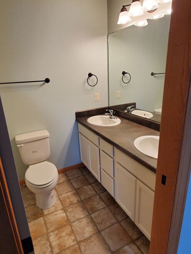 Building Photo - Beautiful 4 bedroom pet friendly house on ...