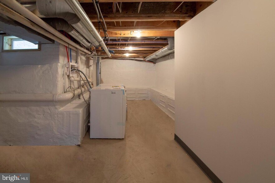 Building Photo - 1252 N Hollywood St