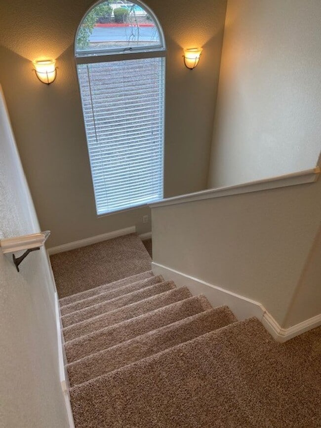 Building Photo - AVAILABLE NOW! Roseville 2 bed/2.5 bath, 2 Story Townhome!