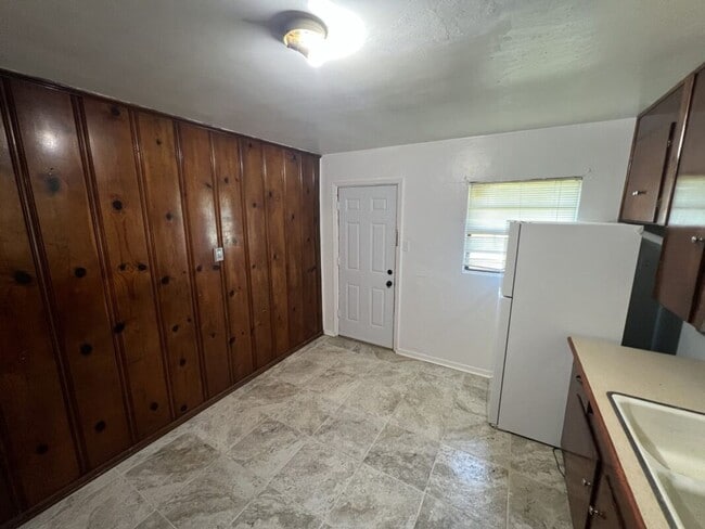 Building Photo - Charming 2 Bedroom Duplex on Sunshine Rd