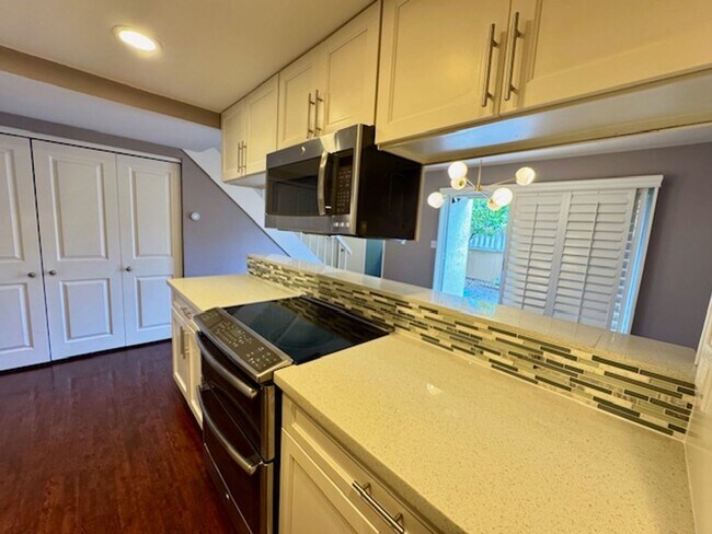 Building Photo - Gorgeous Walnut Creek Townhome 2 bedroom, 2.5 bath with 1 car garage in Sunset Park