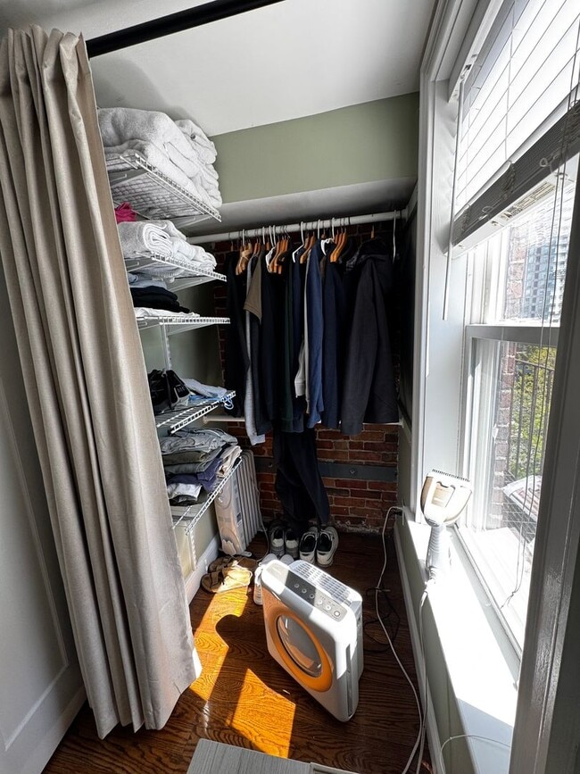 Building Photo - 1 bed 1.5 bath with roof deck, no undergrads, central air, W/D in unit