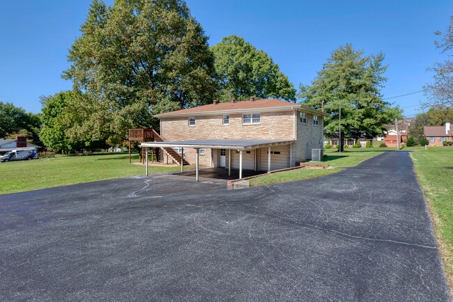 Building Photo - 5760 Saundersville Rd