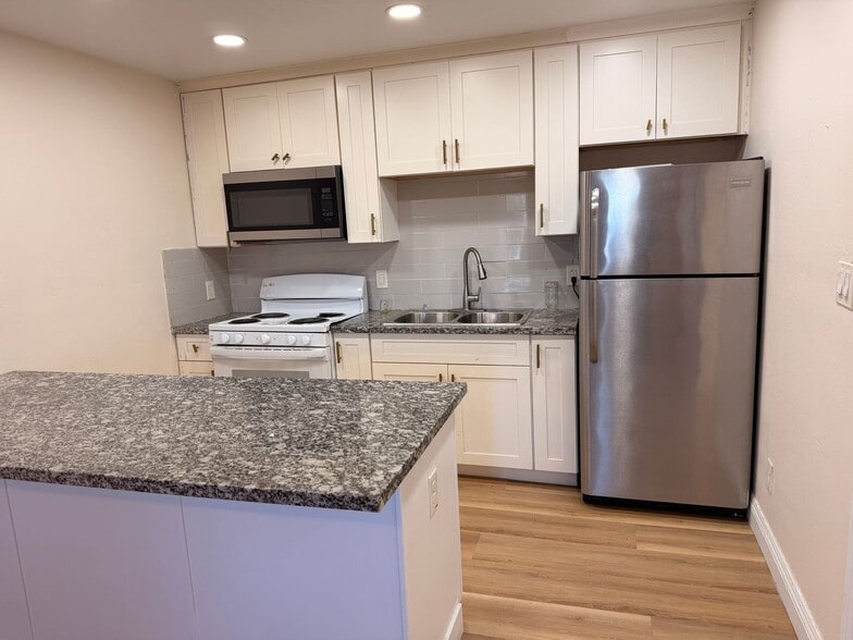 Building Photo - 2844 Rio Linda Blvd