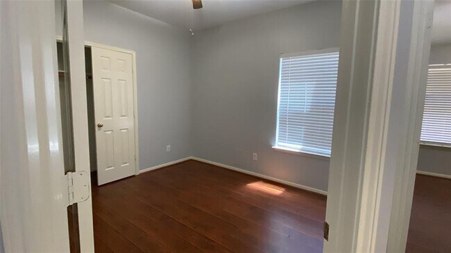 Building Photo - 2614 W Lake Dr