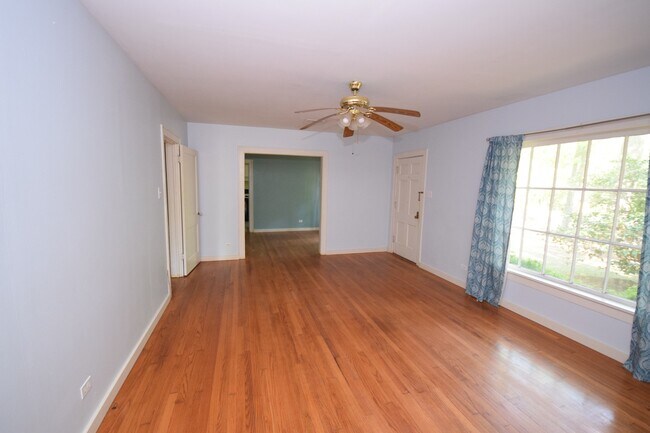 Building Photo - 3 Bed 2 Bath with Large Backyard Close to ...