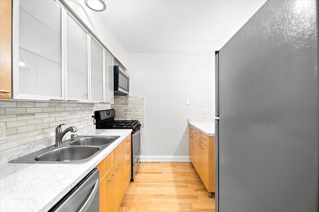 Building Photo - 5300 Carriage Way Dr