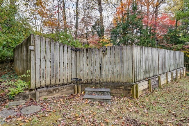 Building Photo - Large home in a beautiful setting close to all JC amenities