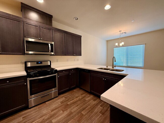 Building Photo - 3 BED 2.5 BATH 2 CAR GARAGE TOWNHOUSE w/ PRIVATE BACKYARD in GATED COMMUNITY.