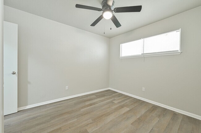 Building Photo - 1021 W Woodcrest Dr