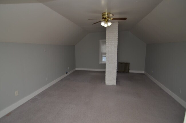 Building Photo - 146 Melrose St