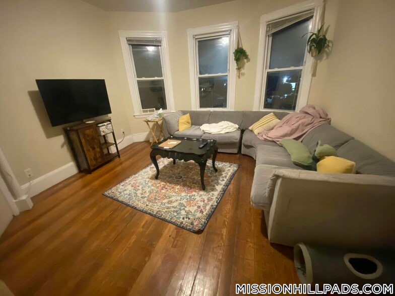 Primary Photo - 21 Bucknam St