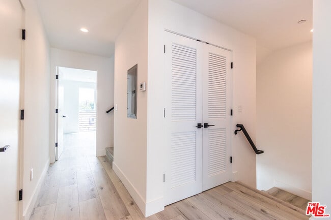 Building Photo - 4295 1/2 Tujunga Ave