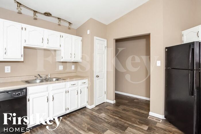 Building Photo - 611 Foxtail Dr