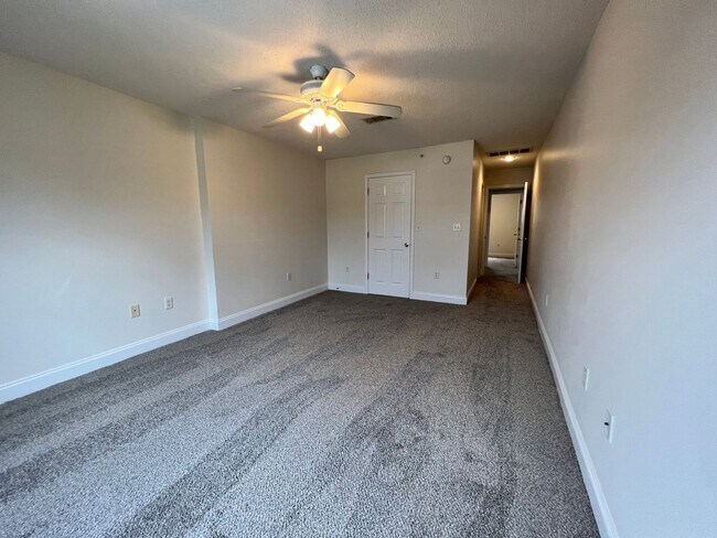 Building Photo - Central Crestview Location