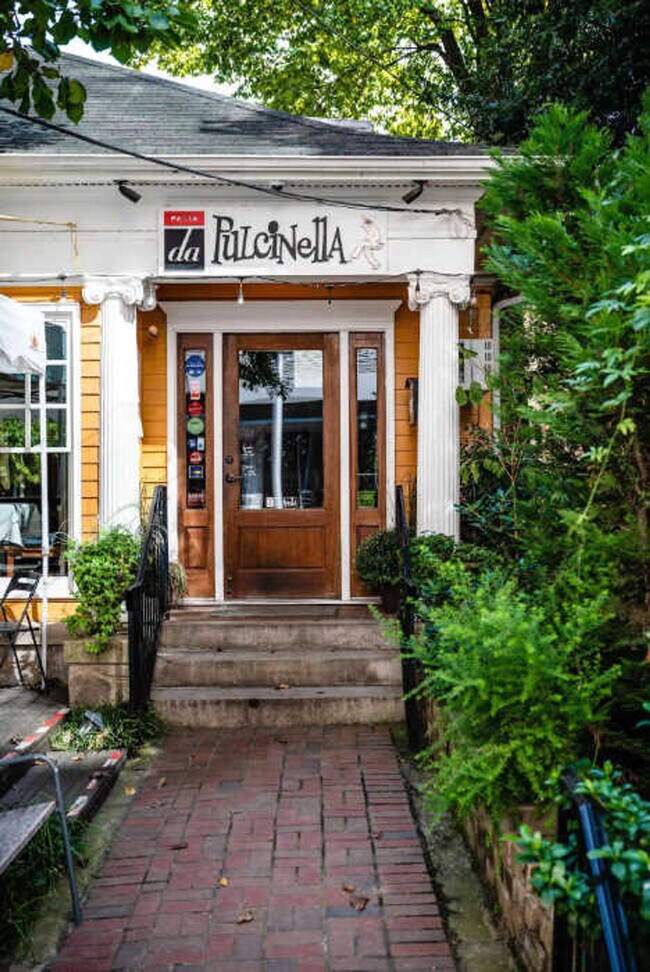 Building Photo - 1136 Crescent Ave NE