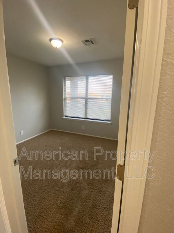 Building Photo - 1132 N Hickory Dr