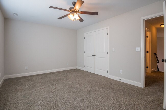 Building Photo - Huge 4 bd 3 ba Sango Go!