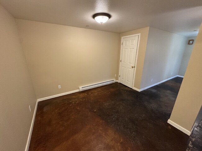 Building Photo - **HALF OFF Third Months Rent** 1 Bedroom in SW Portland - Johns Landing