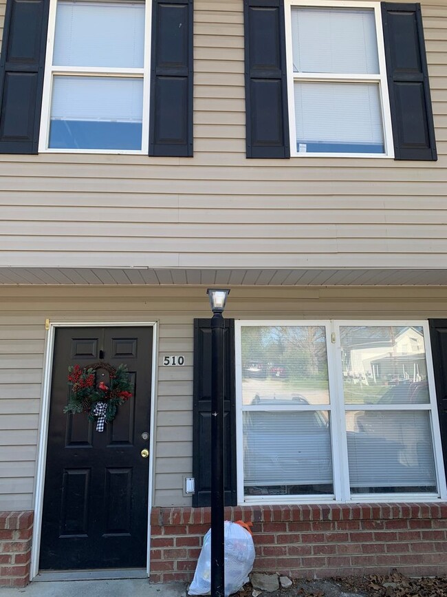 Primary Photo - *RE-RENTAL* 3 Bedroom 2.5 Bath Townhouse