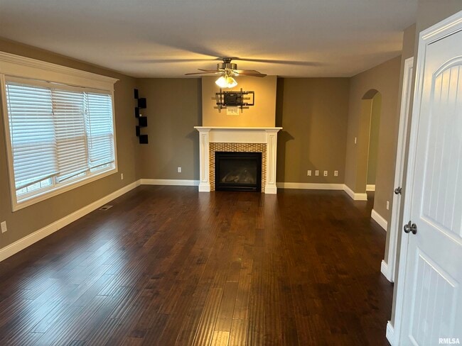 Building Photo - 2116 W Geneva Rd