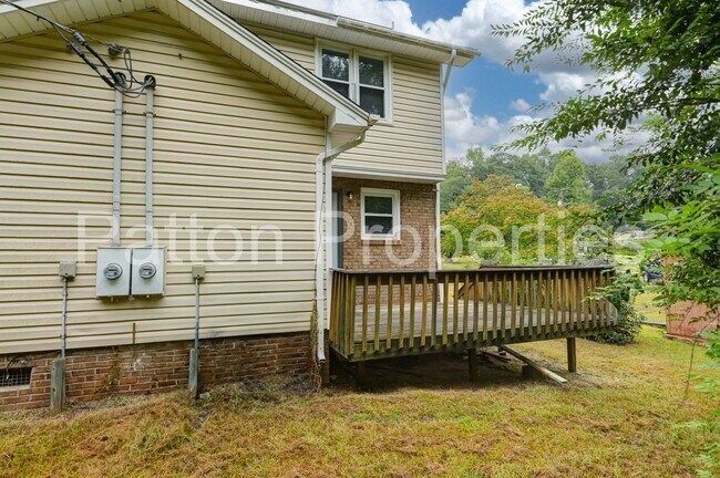 Building Photo - 104-106 Cherry Hall Drive - Outside CoC - TMS#004330-02-018