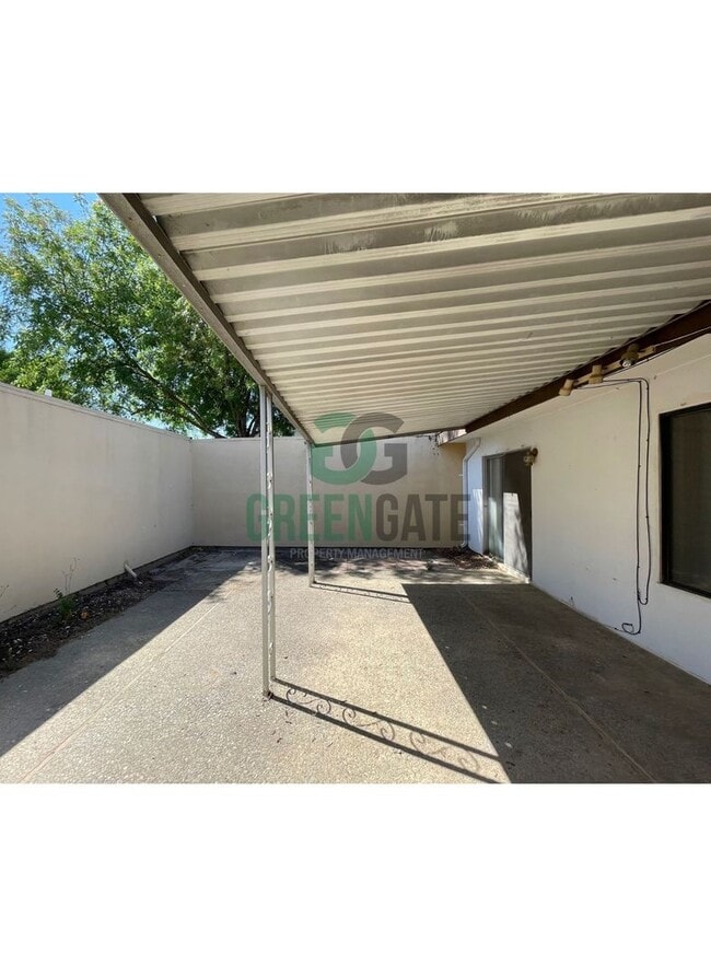 Building Photo - 3 BEDROOM 2 BATH HOME MOVE IN READY IN MODESTO!