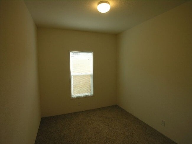 Building Photo - 3bd/2 bath mobile home available 10/10