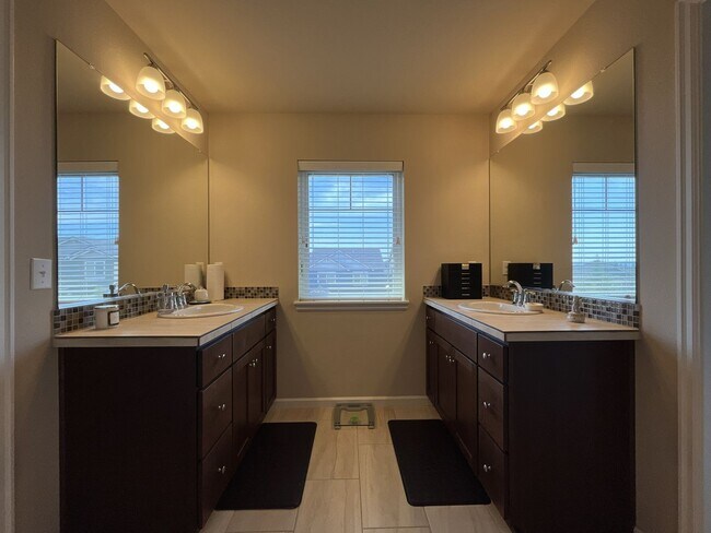 Building Photo - Stunning 4 Bedroom + Loft Bethany Home with Open Layout, Stainless Steel Kitchen, Two Car Garage ...